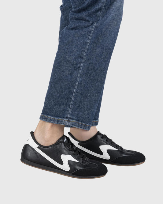 Sneakers da uomo con suola spessa e graffiti punk 