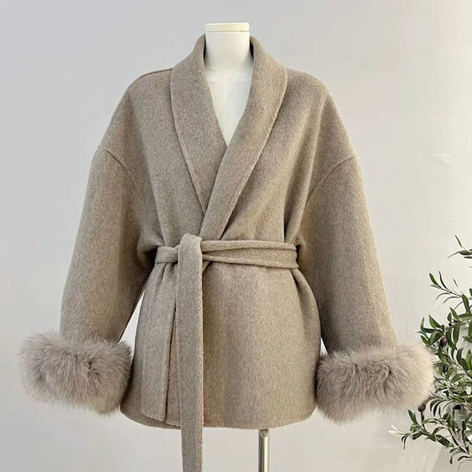 Cappotto corto da donna in pelliccia sintetica con cintura 